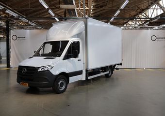 Mercedes-Benz SPRINTER 317 CDI Aut. | Bakwagen met DHollandia Laadklep | Zijdeur | NIEUW! | MBUX 10″ | LED | Groot Navigatie | Airco | Cruise Control | Lederen Stuurwiel | Carplay / Android Auto