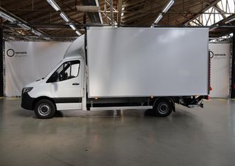 Mercedes-Benz SPRINTER 317 CDI Aut. | Bakwagen met DHollandia Laadklep | Zijdeur | NIEUW! | MBUX 10″ | LED | Groot Navigatie | Airco | Cruise Control | Lederen Stuurwiel | Carplay / Android Auto