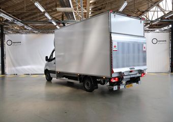 Mercedes-Benz SPRINTER 317 CDI Aut. | Bakwagen met DHollandia Laadklep | Zijdeur | NIEUW! | MBUX 10″ | LED | Groot Navigatie | Airco | Cruise Control | Lederen Stuurwiel | Carplay / Android Auto